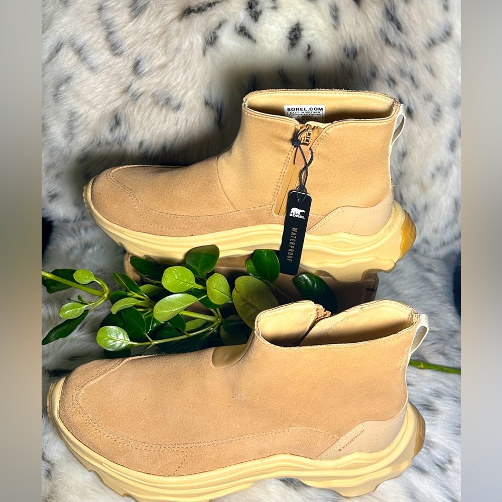 NWT Sorel Woman’s Kinetic Breakthru Acadia Waterproof Shoe Size 8 Suede Outer